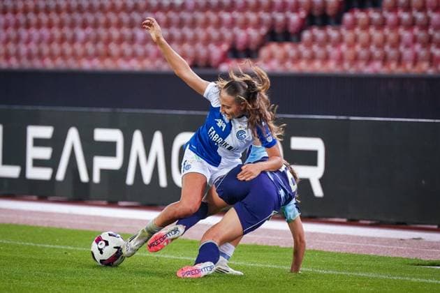 Football UEFA Womens Europa Cup Qualification 2025 26, 2nd round Grasshopper Club Zurich GC Womens Football SUI vs AFC Ajax Amsterdam NED Letzigrund Zurich, Switzerland Danique Noordman Ajax Amsterdam, 16 and Janina Egli GC Womens Football, 7 in duel Zurich Canton Zurich Switzerland Copyright: xJOERANxSTEINSIEKx