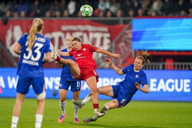 2025-10-08 FC Twente v Chelsea - UEFA Women s Champions League ENSCHEDE, NETHERLANDS - OCTOBER 8: Lynn Groenewegen of FC Twente, Sjoeke Nusken of Chelsea during the UEFA Women s Champions League match between FC Twente and Chelsea at De Grolsch Veste on October 8, 2025 in Enschede, Netherlands. Enschede De Grolsch Veste Netherlands Content not available for redistribution in The Netherlands directly or indirectly through any third parties. Copyright: xAndrexWeeningx