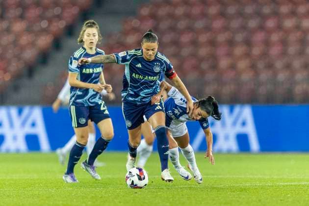 08 10 2025, Zurich, Stadion Letzigrund, Women s Europa Cup GC Frauenfussball Ajax, Sherida Spitse of Ajax L battles for the ball with Qendresa Krasniqi of GC Frauenfussball R Zurich Stadion Letzigrund Zurich Switzerland Copyright: xJustPictures.ch PascalxKesselmarkx jp-en-PaKe-2025-10-08-Zurich-FrozenInMotion-0036