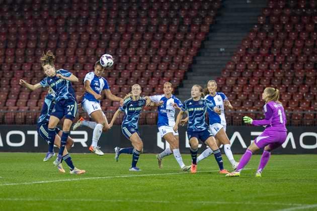 08 10 2025, Zurich, Stadion Letzigrund, Women s Europa Cup GC Frauenfussball Ajax, Kayla Mckenna of GC Frauenfussball R fights for heading the ball with Nurija Van Schoonhoven of Ajax L Zurich Stadion Letzigrund Zurich Switzerland Copyright: xJustPictures.ch PascalxKesselmarkx jp-en-PaKe-2025-10-08-Zurich-FrozenInMotion-0085