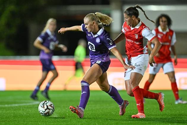 251008 RSC ANDERLECHT VS SC BRAGA Vigdis Kristjansdottir (9) of Anderlecht pictured with Ana Rodrigues (23) of Braga during a female soccer game between RSC Anderlecht Women and SC Braga on the 2nd qualifying round first leg of the 2025-2026 season of the Uefa Womens Europa Cup , on Wednesday 8 October 2025 in Deinze , Belgium . PHOTO SPORTPIX David Catry Deinze Burgemeester Van de Wielestadion Belgium  Copyright: xSportpix.bex xDavidxCatryxDavidxCatryx
