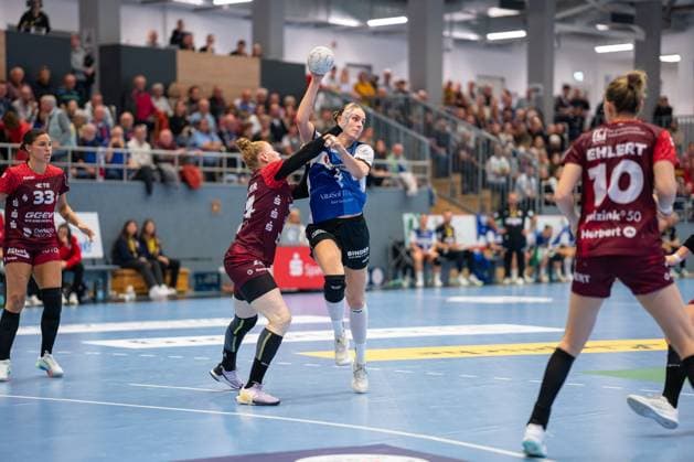 HSG Blomberg Lippe GER vs HSG Bensheim Auerbach Flames GER , Handball, 1 Handball Bundesliga Women, 8 Matchday, 08 10 2025, Season 2025 2026, Blomberg v l Meike Schmelzer HSG Bensheim Auerbach Flames, 24 defends against Andrea Jacobsen HSG Blomberg Lippe, 04 Blomberg Sporthalle an der Ulmenallee Germany