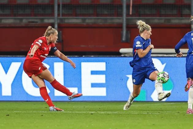Enschede, Netherlands, October 8th 2025: Danique van Ginkel (8 FC Twente) shoots at goal during the UEFA Womens Champions League League Phase MD1 football game between FC Twente and FC Chelsea at De Grolsch Veste in Enschede, Netherlands. (Leiting Gao SPP) Copyright: xLeitingxGaox xSPPx spp-en-LeGaSp-LG202510084375