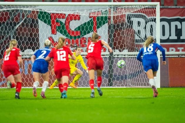 ENSCHEDE , 08 10-2025 , Stadium Grolsch Veste , season 2025 2026 , UEFA Womens Champions League football , match between FC Twente and Chelsea (women) , picture shows goal scored by Chelsea player Sandy Baltimore FC Twente goalkeeper Diede Lemey Twente - Chelsea (women)  x31428550x Copyright: