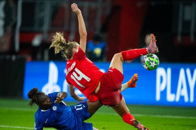 ENSCHEDE , 08 10-2025 , Stadium Grolsch Veste , season 2025 2026 , UEFA Womens Champions League football , match between FC Twente and Chelsea (women) , picture shows Chelsea player Sandy Baltimore FC Twente player Eva Oude Elberink Twente - Chelsea (women)  x31428551x Copyright: