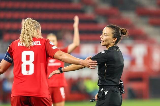Enschede, Netherlands, October 8th 2025: Referee Marta Huerta De Aza of Spain indicates for a penalty kick during the UEFA Womens Champions League League Phase MD1 football game between FC Twente and FC Chelsea at De Grolsch Veste in Enschede, Netherlands. (Leiting Gao SPP) Copyright: xLeitingxGaox xSPPx spp-en-LeGaSp-LG202510084554