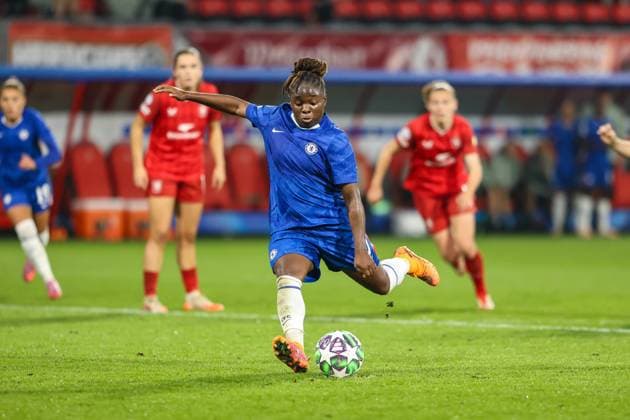 Enschede, Netherlands, October 8th 2025: Sandy Baltimore (17 Chelsea FC) shoots at goal during the UEFA Womens Champions League League Phase MD1 football game between FC Twente and FC Chelsea at De Grolsch Veste in Enschede, Netherlands. (Leiting Gao SPP) Copyright: xLeitingxGaox xSPPx spp-en-LeGaSp-LG202510084615