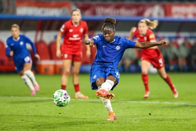 Enschede, Netherlands, October 8th 2025: Sandy Baltimore (17 Chelsea FC) shoots at goal during the UEFA Womens Champions League League Phase MD1 football game between FC Twente and FC Chelsea at De Grolsch Veste in Enschede, Netherlands. (Leiting Gao SPP) Copyright: xLeitingxGaox xSPPx spp-en-LeGaSp-LG202510084617