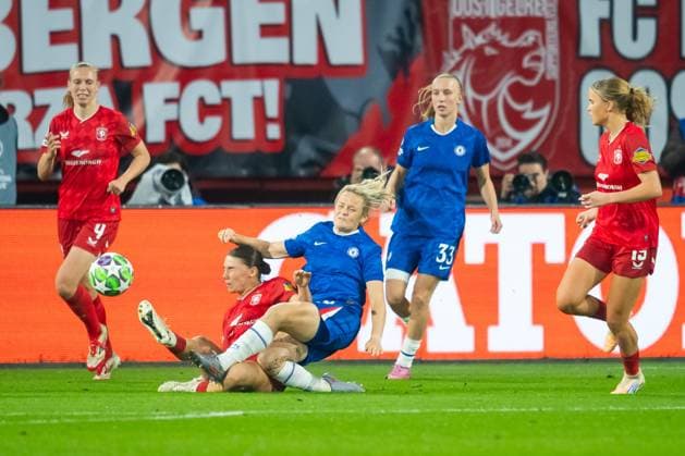 ENSCHEDE , 08 10-2025 , Stadium Grolsch Veste , season 2025 2026 , UEFA Womens Champions League football , match between FC Twente and Chelsea (women) , picture shows Chelsea player Wieke Kaptein FC Twente player Lynn Groenewegen Twente - Chelsea (women)  x31428553x Copyright: