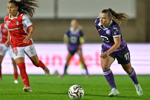 251008 RSC ANDERLECHT VS SC BRAGA Karlijn Helsen (17) of Anderlecht pictured during a female soccer game between RSC Anderlecht Women and SC Braga on the 2nd qualifying round first leg of the 2025-2026 season of the Uefa Womens Europa Cup , on Wednesday 8 October 2025 in Deinze , Belgium . PHOTO SPORTPIX David Catry Deinze Burgemeester Van de Wielestadion Belgium  Copyright: xSportpix.bex xDavidxCatryxDavidxCatryx