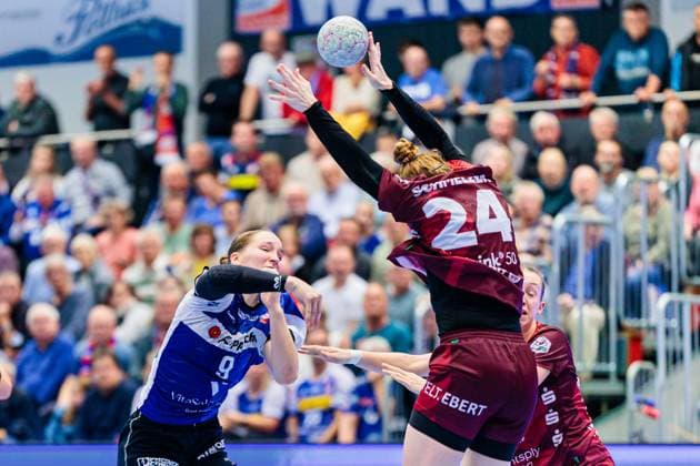 v l Nieke Kuehne HSG Blomberg Lippe, 09 , Meike Schmelzer HSG Bensheim Auerbach, 24 , Matilda Ehlert HSG Bensheim Auerbach, 10 GER, HSG Blomberg Lippe vs HSG Bensheim Auerbach, Handball, 1 Bundesliga Women, Matchday 8, Season 2025 2026, 08 10 2025 GER, HSG Blomberg Lippe vs HSG Bensheim Auerbach, Handball, 1 Bundesliga Women, Matchday 8, Season 2025 2026, 08 10 2025 Blomberg Copyright: xEibner-Pressefoto JanxRollingerx EP_JSK