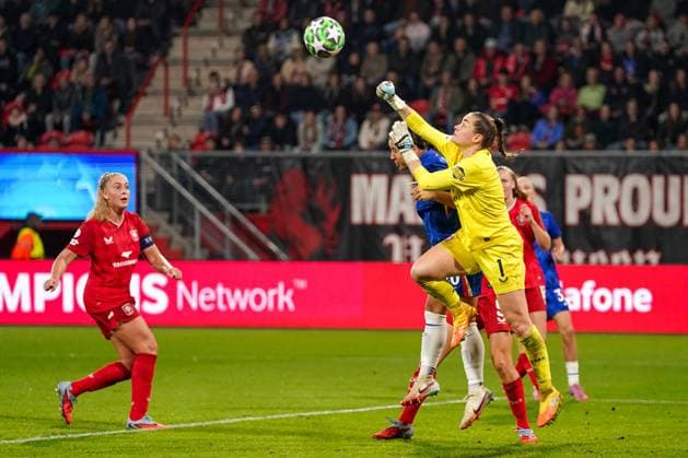 2025-10-08 FC Twente v Chelsea - UEFA Women s Champions League ENSCHEDE, NETHERLANDS - OCTOBER 8: Goalkeeper Diede Lemey of FC Twente during the UEFA Women s Champions League match between FC Twente and Chelsea at De Grolsch Veste on October 8, 2025 in Enschede, Netherlands. Enschede De Grolsch Veste Netherlands Content not available for redistribution in The Netherlands directly or indirectly through any third parties. Copyright: xAndrexWeeningx