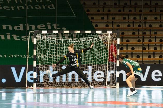 Madita Kohorst VfL Oldenburg, 25 and Haruno Sasaki Frisch Auf Goeppingen, 32 , Frisch Auf Goeppingen Women vs VfL Oldenburg, Handball, Bundesliga, 08 Matchday, Season 2025 2026, 08 10 2025, Frisch Auf Goeppingen Women vs VfL Oldenburg, Handball, Bundesliga, 08 Matchday, Season 2025 2026, 08 10 2025 Goeppingen Copyright: xEibner-Pressefoto MaxxVogelx EP_MVL