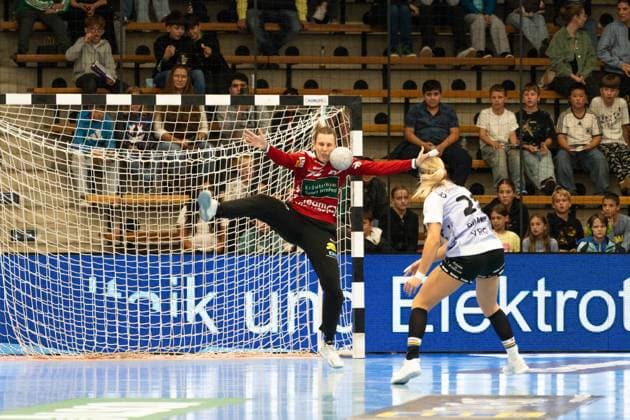 Petra Hlogyik Frisch Auf Goeppingen, 72 and Joanna Granicka VfL Oldenburg, 21 , Frisch Auf Goeppingen Women vs VfL Oldenburg, Handball, Bundesliga, 08 Matchday, Season 2025 2026, 08 10 2025, Frisch Auf Goeppingen Women vs VfL Oldenburg, Handball, Bundesliga, 08 Matchday, Season 2025 2026, 08 10 2025 Goeppingen Copyright: xEibner-Pressefoto MaxxVogelx EP_MVL