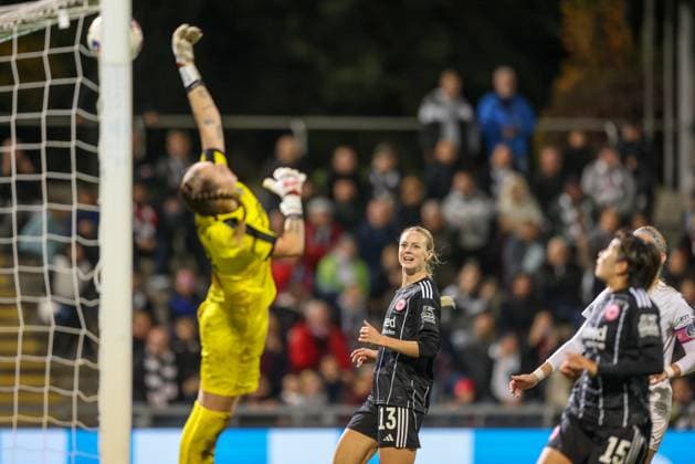 DEU, Frankfurt, Eintracht Frankfurt vs 1 FC Slovacko, UEFA WomenÊ¼s Europa Cup, UEFA, Season 2526, Stadion am Bretanobad, Playoffs, First leg in picture Nina Lührßen Eintracht Frankfurt 11 scores the goal for 3 0, Amanda Ilestedt Eintracht Frankfurt 13 DFB DFL REGULATIONS PROHIBIT ANY USE OF PHOTOGRAPHS AS IMAGE SEQUENCES AND OR QUASI VIDEO, 08 10 2025 Copyright: HMBxMedia HendrikxHamelau