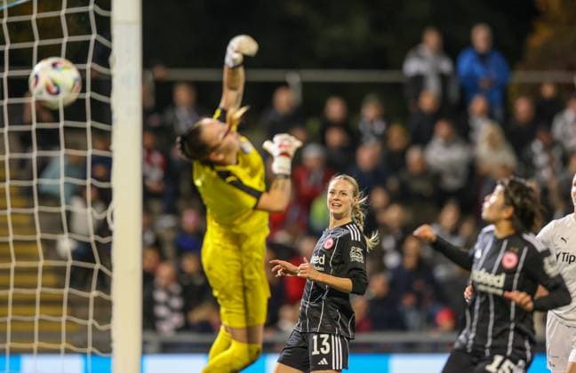DEU, Frankfurt, Eintracht Frankfurt vs 1 FC Slovacko, UEFA WomenÊ¼s Europa Cup, UEFA, season 2526, Stadion am Bretanobad, playoffs, first leg in the picture Nina Lührßen Eintracht Frankfurt 11 scores the goal for 3 0, jubilation at Amanda Ilestedt Eintracht Frankfurt 13 DFB DFL REGULATIONS PROHIBIT ANY USE OF PHOTOGRAPHS AS IMAGE SEQUENCES AND OR QUASI VIDEO, 08 10 2025 Copyright: HMBxMedia HendrikxHamelau