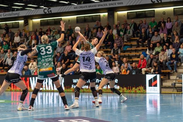 Haruno Sasaki Frisch Auf Goeppingen, 32 , Marie Steffen VfL Oldenburg, 14 and Lisa Borutta VfL Oldenburg, 02 , Frisch Auf Goeppingen Women vs VfL Oldenburg, Handball, Bundesliga, 08 Matchday, Season 2025 2026, 08 10 2025, Frisch Auf Goeppingen Women vs VfL Oldenburg, Handball, Bundesliga, 08 Matchday, Season 2025 2026, 08 10 2025 Goeppingen Copyright: xEibner-Pressefoto MaxxVogelx EP_MVL