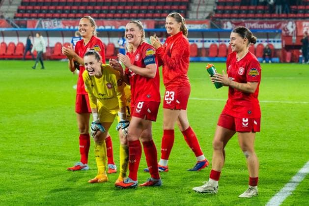 ENSCHEDE , 08 10-2025 , Stadium Grolsch Veste , season 2025 2026 , UEFA Womens Champions League football , match between FC Twente and Chelsea (women) , picture shows celebration after the match by FC Twente goalkeeper Diede Lemey FC Twente player Danique van Ginkel FC Twente player Suus Verdaasdonk FC Twente player Lynn Groenewegen Twente - Chelsea (women)  x31429125x Copyright: