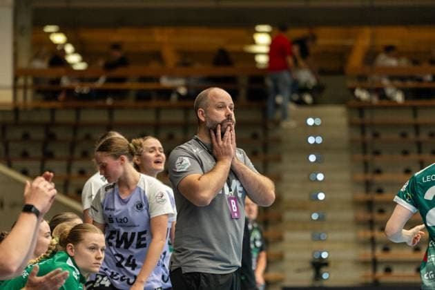 Niels Boetel VfL Oldenburg, Head Coach , Frisch Auf Goeppingen Women vs VfL Oldenburg, Handball, Bundesliga, Matchday 08, Season 2025 2026, 08 10 2025, Frisch Auf Goeppingen Women vs VfL Oldenburg, Handball, Bundesliga, Matchday 08, Season 2025 2026, 08 10 2025 Goeppingen Copyright: xEibner-Pressefoto MaxxVogelx EP_MVL