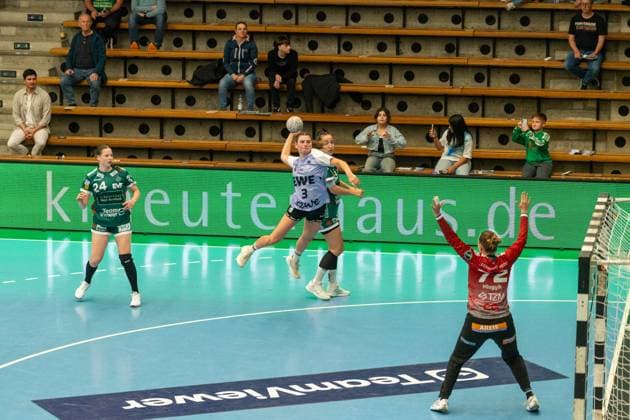 Lana Teiken VfL Oldenburg, 03 and Petra Hlogyik Frisch Auf Goeppingen, 72 , Frisch Auf Goeppingen Women vs VfL Oldenburg, Handball, Bundesliga, 08 Matchday, Season 2025 2026, 08 10 2025, Frisch Auf Goeppingen Women vs VfL Oldenburg, Handball, Bundesliga, 08 Matchday, Season 2025 2026, 08 10 2025 Goeppingen Copyright: xEibner-Pressefoto MaxxVogelx EP_MVL
