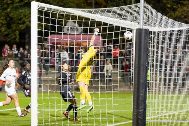UEFA Womens Europa Cup Eintracht Frankfurt 1 FC Slovacko, 08 10 2025 Nina Lührßen Lührssen Eintracht Frankfurt 11 scores from a free kick to make it 3 0 Anezka Zelenkova 1 FC Slovacko 30 flies but has no chance, Eintracht Frankfurt 1 FC Slovacko, Frankfurt, Stadion am Brentanobad, 8 10 2025 Copyright: xBEAUTIFULxSPORTS Gawlikx