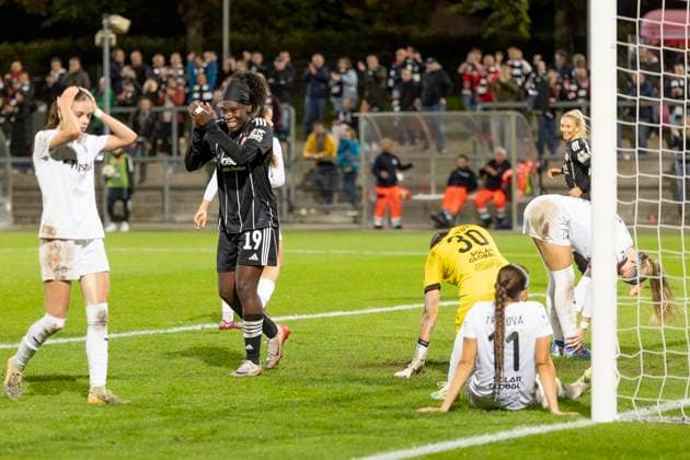 UEFA Womens Europa Cup Eintracht Frankfurt 1 FC Slovacko, 08 10 2025 Nicole Anyomi Eintracht Frankfurt 19 bejuebtl the goal to 4 0 Anezka Zelenkova 1 FC Slovacko 30 Denisa Jonasova 1 FC Slovacko 18 devastated and dejected, Eintracht Frankfurt 1 FC Slovacko, Frankfurt, Stadion am Brentanobad, 8 10 2025 Copyright: xBEAUTIFULxSPORTS Gawlikx