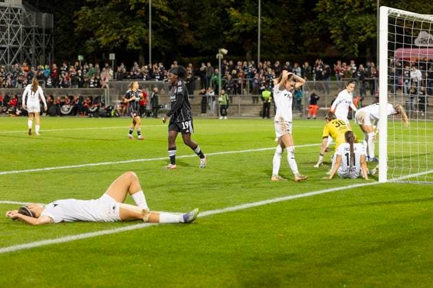 UEFA Womens Europa Cup Eintracht Frankfurt 1 FC Slovacko, 08 10 2025 Anezka Zelenkova 1 FC Slovacko 30 Lucie Krejcova 1 FC Slovacko 14 Denisa Jonasova 1 FC Slovacko 18 Lucie Jelinkova 1 FC Slovacko 13 Terezie Ohlidalova 1 FC Slovacko 4 on the ground after conceding the fourth goal, Eintracht Frankfurt 1 FC Slovacko, Frankfurt, Stadion am Brentanobad, 8 10 2025 Copyright: xBEAUTIFULxSPORTS Gawlikx