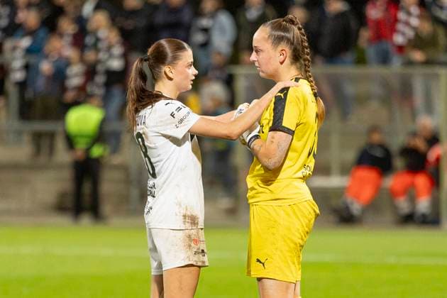 UEFA Womens Europa Cup Eintracht Frankfurt 1 FC Slovacko, 08 10 2025 Denisa Jonasova 1 FC Slovacko 18 comforts Anezka Zelenkova 1 FC Slovacko 30 after the own goal, Eintracht Frankfurt 1 FC Slovacko, Frankfurt, Stadion am Brentanobad, 8 10 2025 Copyright: xBEAUTIFULxSPORTS Gawlikx