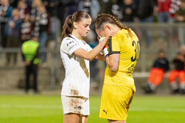 UEFA Womens Europa Cup Eintracht Frankfurt 1 FC Slovacko, 08 10 2025 Denisa Jonasova 1 FC Slovacko 18 comforts Anezka Zelenkova 1 FC Slovacko 30 after the own goal, Eintracht Frankfurt 1 FC Slovacko, Frankfurt, Stadion am Brentanobad, 8 10 2025 Copyright: xBEAUTIFULxSPORTS Gawlikx