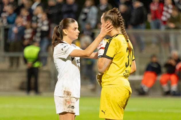 UEFA Womens Europa Cup Eintracht Frankfurt 1 FC Slovacko, 08 10 2025 Denisa Jonasova 1 FC Slovacko 18 comforts Anezka Zelenkova 1 FC Slovacko 30 after the own goal, Eintracht Frankfurt 1 FC Slovacko, Frankfurt, Stadion am Brentanobad, 8 10 2025 Copyright: xBEAUTIFULxSPORTS Gawlikx