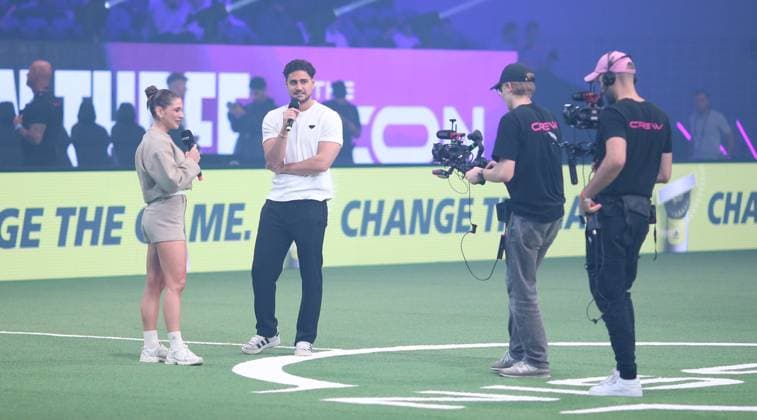 Recording date 6 October 2025 Indoor soccer, The Icon League, season three, match day two at the Sporthalle Hamburg in Alsterdorf Match one FC Berlin City SG Bürgeramt Presenter Jana Wosnitza and Icon League reasons Elias Nerlich during the interview before the match Winterhude Hamburg