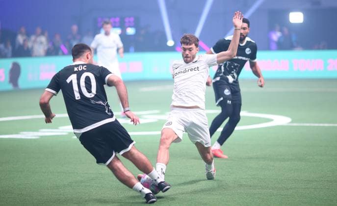 Recording date 6 October 2025 Indoor soccer, The Icon League, season three, match day two at Sporthalle Hamburg in Alsterdorf match one FC Berlin City SG Bürgeramt Noah Lederer Bürgeramt, M , Enes Küc Winterhude Hamburg