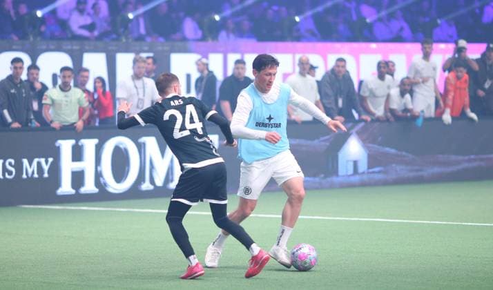 Recording date 6 October 2025 Indoor soccer, The Icon League, season three, match day two at Sporthalle Hamburg in Alsterdorf match one FC Berlin City SG Bürgeramt Furkan Ars Berlin, l , Mathias Franke Winterhude Hamburg