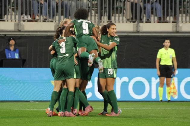 08 10 2025, xgrfx, Football UEFA WomenÂs Champions League, VfL Wolfsburg Paris Saint Germain v l Tor, Alexandra Popp VfL Wolfsburg DFL DFB REGULATIONS PROHIBIT ANY USE OF PHOTOGRAPHS as IMAGE SEQUENCES and or QUASI VIDEO Wolfsburg