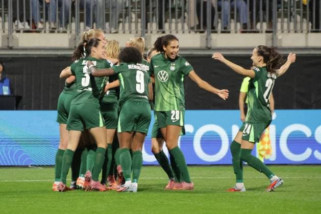 08 10 2025, xgrfx, Football UEFA WomenÂs Champions League, VfL Wolfsburg Paris Saint Germain v l Tor, Alexandra Popp VfL Wolfsburg DFL DFB REGULATIONS PROHIBIT ANY USE OF PHOTOGRAPHS as IMAGE SEQUENCES and or QUASI VIDEO Wolfsburg