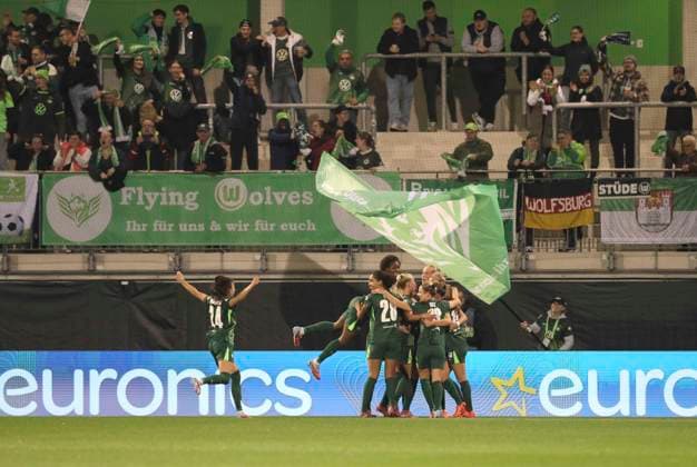 Photo Goal celebration for the ladies from Wolfsburg after the 1 0 Soccer Champions League Womens Group Stage , 1 Matchday on Wed 08 10 2025 VfL Wolfsburg Paris St Germain