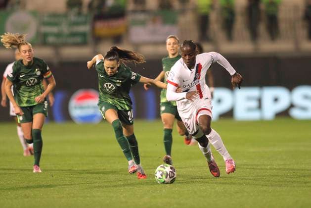 Photo Merveille KANJINGA Paris is faster than Joelle WEDEMEYER Wolfsburg Football Champions League Womens Group Stage , 1 Matchday on Wed 08 10 2025 VfL Wolfsburg Paris St Germain