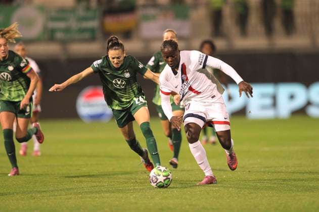 Photo Merveille KANJINGA Paris is faster than Joelle WEDEMEYER Wolfsburg Football Champions League Womens Group Stage , 1 Matchday on Wed 08 10 2025 VfL Wolfsburg Paris St Germain