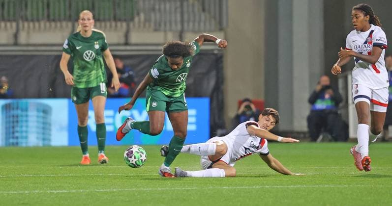 Women VfL Wolfsburg vs Paris Saint Germain Wolfsburg, 08 10 2025, Womens soccer, Champions League, Matchday 1, VfL Wolfsburg vs Paris Saint Germain, Picture shows Lineth Beerensteyn VfL, 9 Wolfsburg