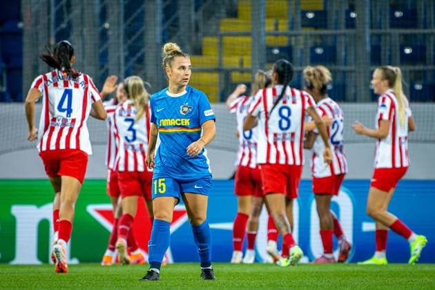 SOCCER - WCL, St.Poelten vs Atletico SANKT POELTEN,AUSTRIA,08.OCT.25 - SOCCER - UEFA Women s Champions League, SKN Sankt Poelten vs Atletico Madrid. Image shows the the disappointment of Leila Peneau (St.Poelten) and the rejoicing of Lauren, Andrea Medina, Gabriela Garcia and Alexia Fernandez (Atletico)  GEPAxpictures xKevinxHackner