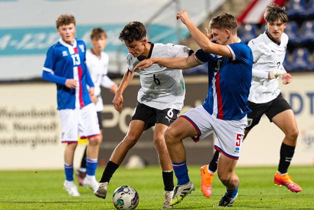 SOCCER - UEFA U17, U 17 EURO quali, AUT vs FRO WIENER NEUSTADT,AUSTRIA,08.OCT.25 - SOCCER - UEFA European Under-17 Championship 2026, qualifiers, OEFB under-17 international match, Länderspiel, Nationalmannschaft Austria vs Faroe Islands. Image shows Filip Sikleski (AUT) and Noa Kristin Mortensen (FRO).  GEPAxpictures xKevinxKada