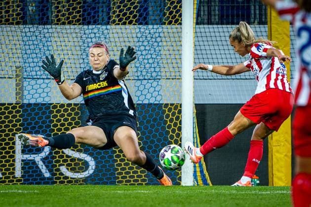 SOCCER - WCL, St.Poelten vs Atletico SANKT POELTEN,AUSTRIA,08.OCT.25 - SOCCER - UEFA Women s Champions League, SKN Sankt Poelten vs Atletico Madrid. Image shows Carina Schlueter (St.Poelten) and Andrea Medina (Atletico) scoring a goal.  GEPAxpictures xKevinxHackner