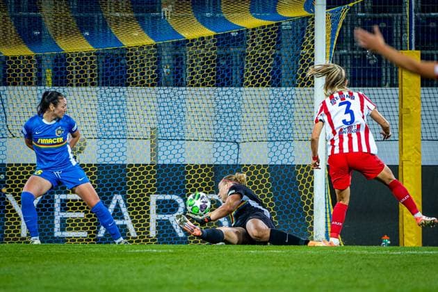 SOCCER - WCL, St.Poelten vs Atletico SANKT POELTEN,AUSTRIA,08.OCT.25 - SOCCER - UEFA Women s Champions League, SKN Sankt Poelten vs Atletico Madrid. Image shows Fanni Nagy and Carina Schlueter (St.Poelten) conceding a goal from Andrea Medina (Atletico).  GEPAxpictures xKevinxHackner
