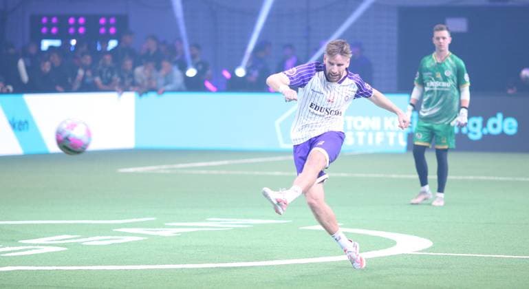 Recording date 6 October 2025 Indoor soccer, The Icon League, season three, match day two at Sporthalle Hamburg in Alsterdorf match two Plyrs United The Pack FC Kolja Pusch Pack FC Winterhude Hamburg