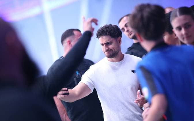 Recording date 6 October 2025 Indoor soccer, The Icon League, season three, match day two at Sporthalle Hamburg in Alsterdorf Match two Plyrs United The Pack FC Icon League founder Elias Nerlich taking a selfie with fans during the game Winterhude Hamburg
