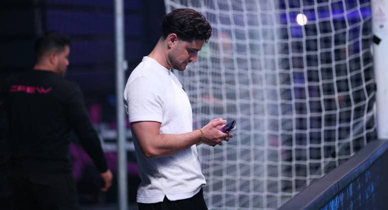 Recording date 6 October 2025 Indoor soccer, The Icon League, season three, match day two at Sporthalle Hamburg in Alsterdorf Game two Plyrs United The Pack FC Icon League founder Elias Nerlich stands behind the goal of Plyrs United Winterhude Hamburg during the match
