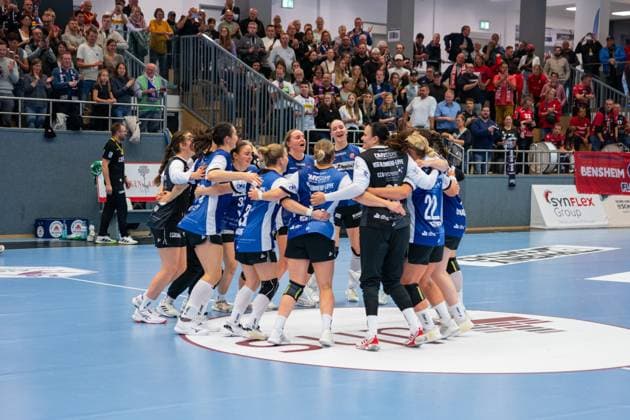 HSG Blomberg Lippe GER vs HSG Bensheim Auerbach Flames GER , Handball, 1 Handball Bundesliga Women, 8 Matchday, 08 10 2025, Season 2025 2026, Blomberg The players of HSG Blomberg Lippe GER cheer after the victory against HSG Bensheim Auerbach Flames GER Blomberg Sporthalle an der Ulmenallee Germany
