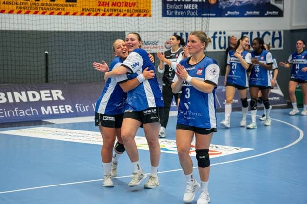 HSG Blomberg Lippe GER vs HSG Bensheim Auerbach Flames GER , Handball, 1 Handball Bundesliga Women, 8 Matchday, 08 10 2025, Season 2025 2026, Blomberg f l Judith Tietjen HSG Blomberg Lippe, 22 , Diana Magnusdottir HSG Blomberg Lippe, 07 and Laura Rueffieux HSG Blomberg Lippe, 03 are happy after the victory against HSG Bensheim Auerbach Flames GER Blomberg Sporthalle an der Ulmenallee Germany