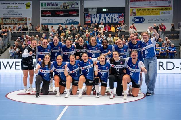HSG Blomberg Lippe GER vs HSG Bensheim Auerbach Flames GER , Handball, 1 Handball Bundesliga Women, 8 Matchday, 08 10 2025, Season 2025 2026, Blomberg The team of HSG Blomberg Lippe GER cheers after the victory against HSG Bensheim Auerbach Flames GER Blomberg Sporthalle an der Ulmenallee Germany