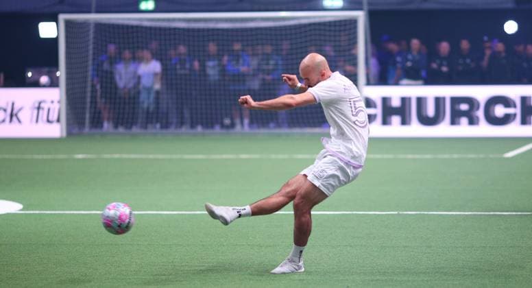 Recording date 6 October 2025 Indoor soccer, The Icon League, season three, match day two at Sporthalle Hamburg in Alsterdorf match three Buzz Club DNA Athletics Nico Antonitsch DNA Winterhude Hamburg